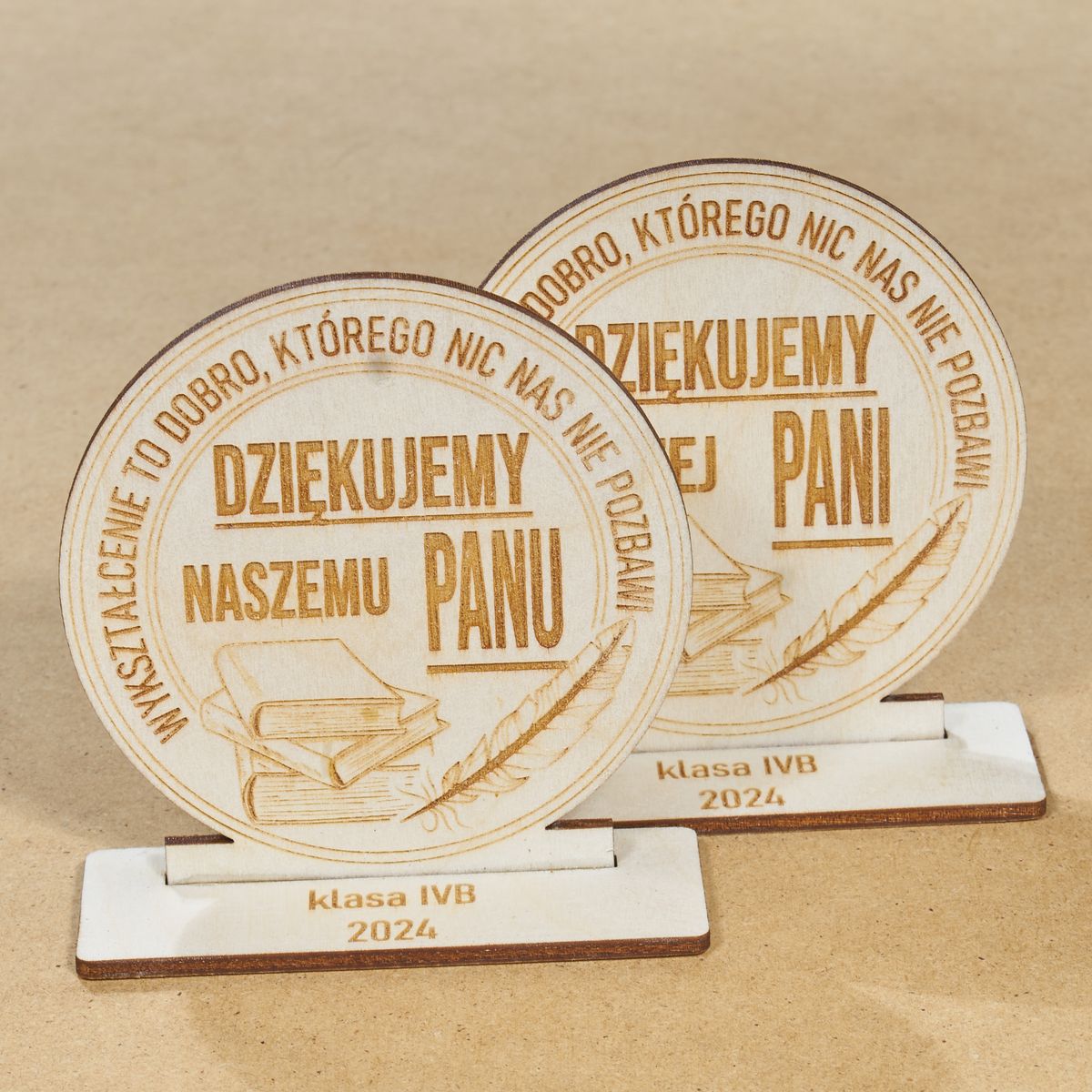tabliczkaDN1 (3) tabliczkaDN1 3 Statuetka dla nauczyciela