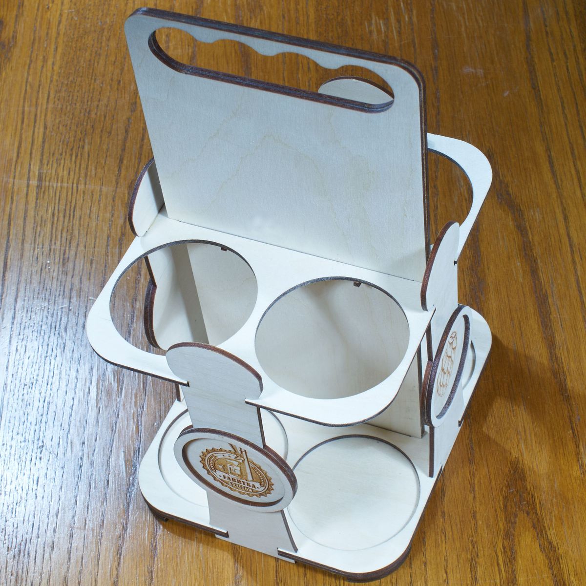 nosidelko piwo 03 4 Nosidełko na piwo z grawerem 4 butelki