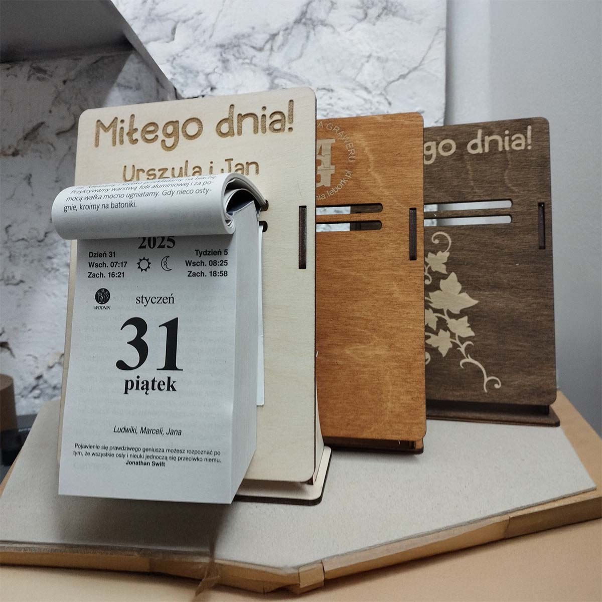 kalendarz 09 02 Stojak podkładka pod kalendarz zdzierak